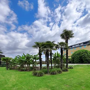 https://royal-garden-hotel.it-lombardy.com